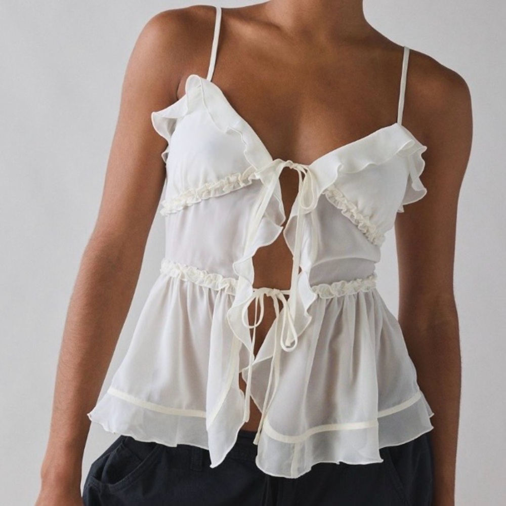🟤NWT KIMCHI BLUE Beau Cascading Ruffle
Tie-Front Flyaway Cami in White